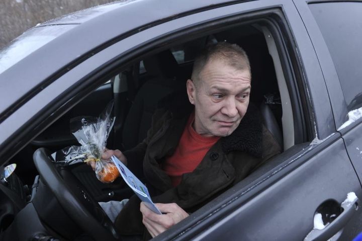 Дәүләт автоинспекциясе хезмәткәрләре Яңа ел белән котлый һәм сак булырга өнди