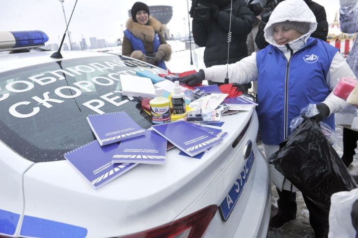 Дәүләт автоинспекциясе хезмәткәрләре Яңа ел белән котлый һәм сак булырга өнди