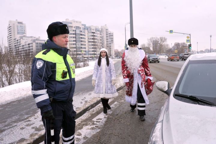 Дәүләт автоинспекциясе хезмәткәрләре Яңа ел белән котлый һәм сак булырга өнди