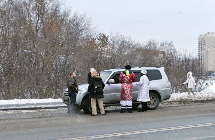 Дәүләт автоинспекциясе хезмәткәрләре Яңа ел белән котлый һәм сак булырга өнди