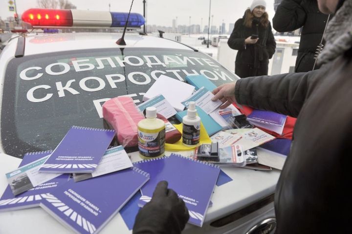 Дәүләт автоинспекциясе хезмәткәрләре Яңа ел белән котлый һәм сак булырга өнди