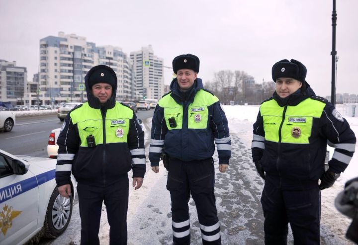 Дәүләт автоинспекциясе хезмәткәрләре Яңа ел белән котлый һәм сак булырга өнди