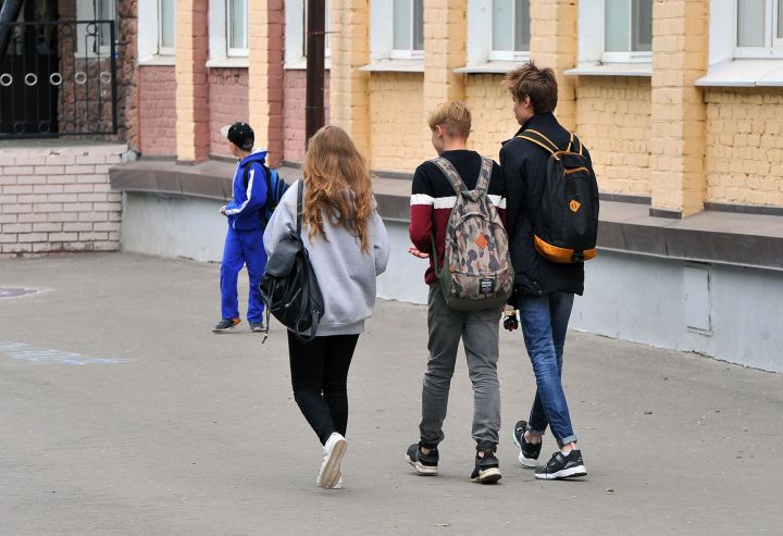 Бала күңеле – далада...  Үсмерләр ни өчен өйләреннән чыгып китә?