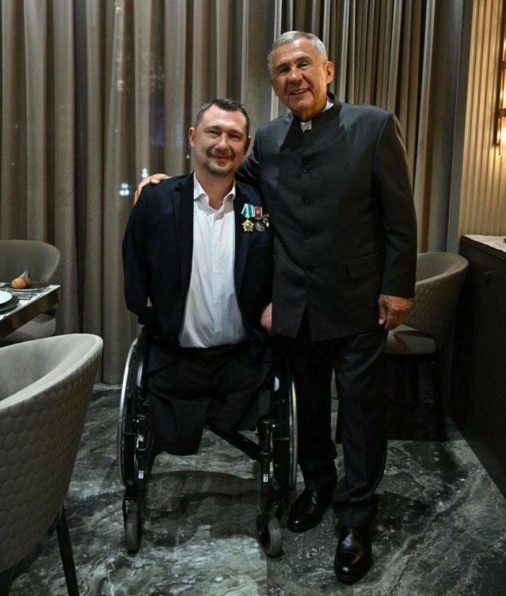 «Гаҗәеп ихтыярлы кеше!»: Рөстәм Миңнеханов паралимпияче Алексей Талай белән күрешкән