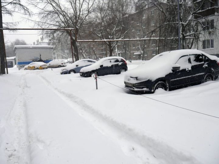 Казан, көчле буран аркасында, кар астында калды