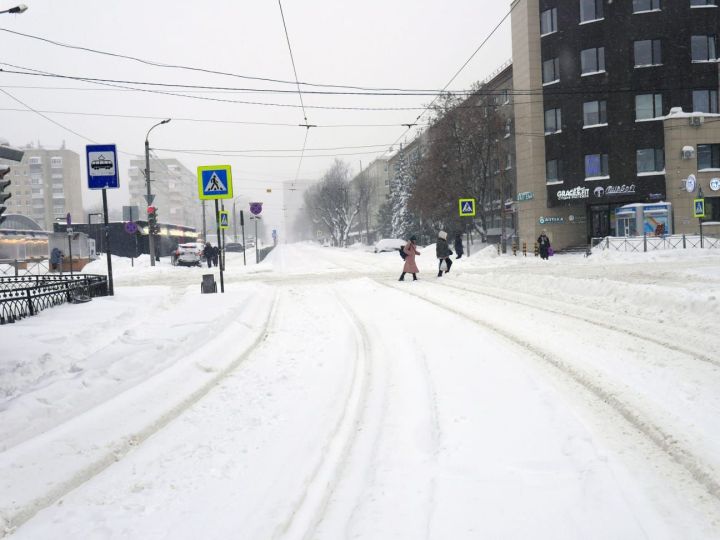 Казан, көчле буран аркасында, кар астында калды