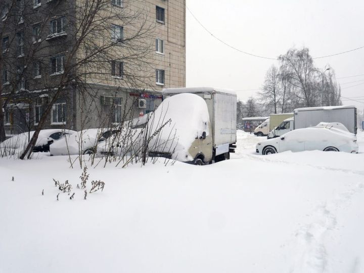 Казан, көчле буран аркасында, кар астында калды