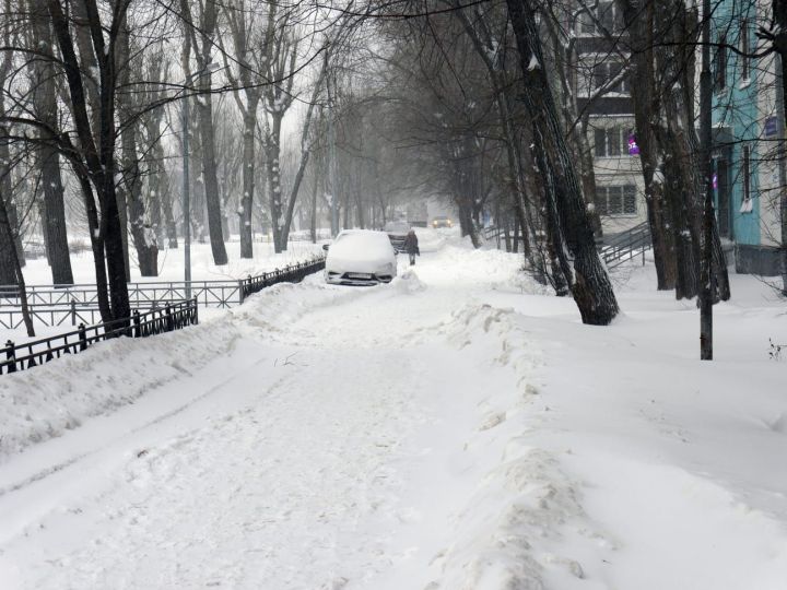 Казан, көчле буран аркасында, кар астында калды