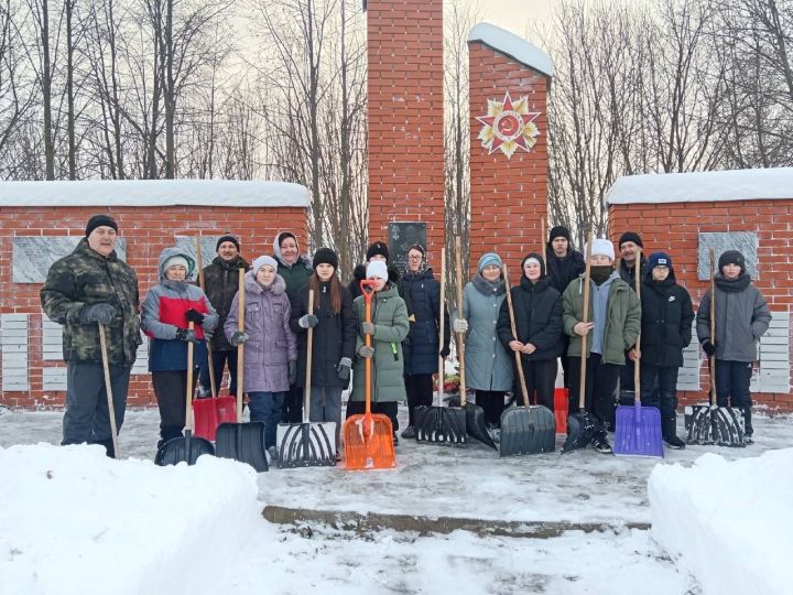 Балтачта мәктәбе укучылары ялгыз өлкәннәргә кар көрәүдә ярдәм иткәннәр