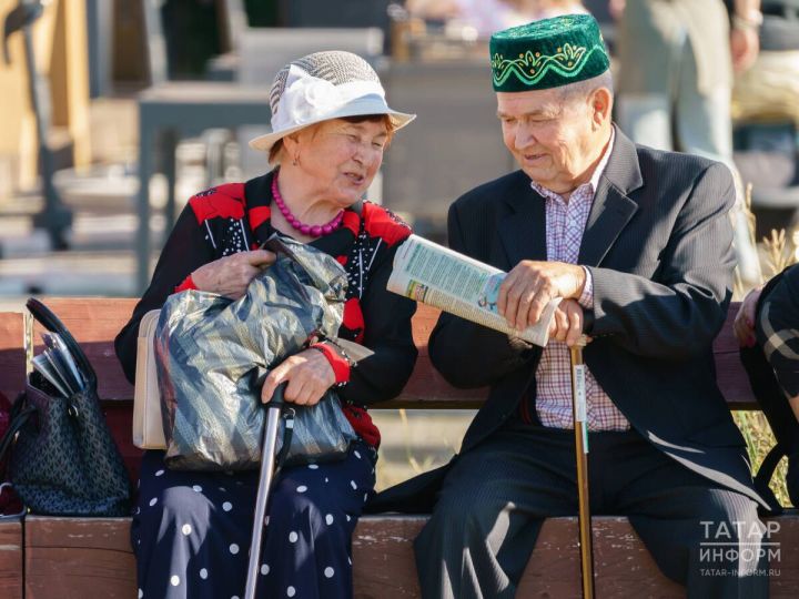 Хезмәтнең даны, яшьлекнең җаны: дөньяга ике төрле караш
