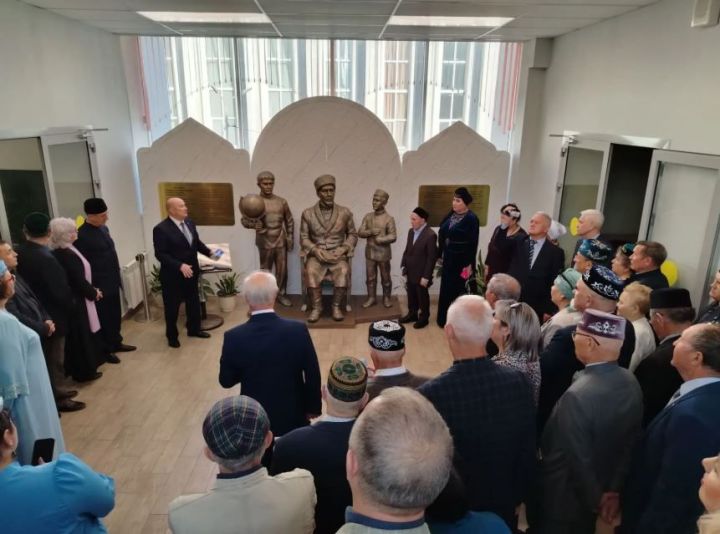 «Без чәкчәктәге бал кебек»: Казанда таралган татарны берләштерү турында сөйләштеләр