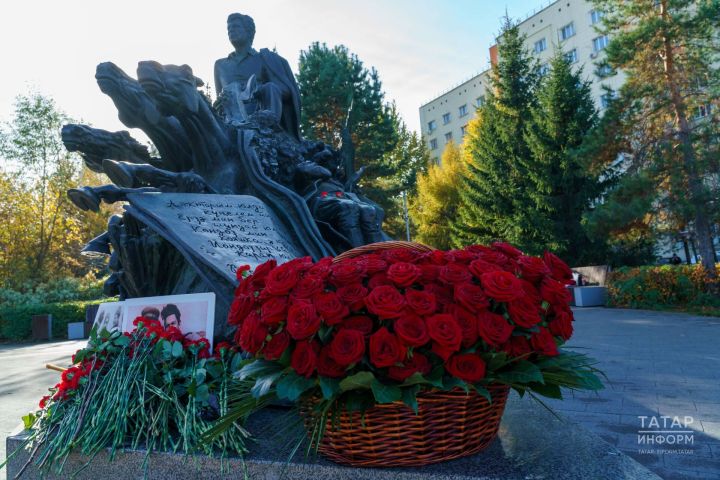 Казанда Мостай Кәрим һәйкәленә чәчәкләр салдылар