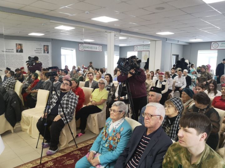 Муса Җәлилнең тууына 120 ел тулу уңаеннан «Кызыл ромашка» акциясе үтте (ФОТОРЕПОРТАЖ)