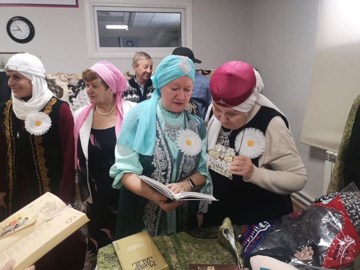 Муса Җәлилнең тууына 120 ел тулу уңаеннан «Кызыл ромашка» акциясе үтте (ФОТОРЕПОРТАЖ)