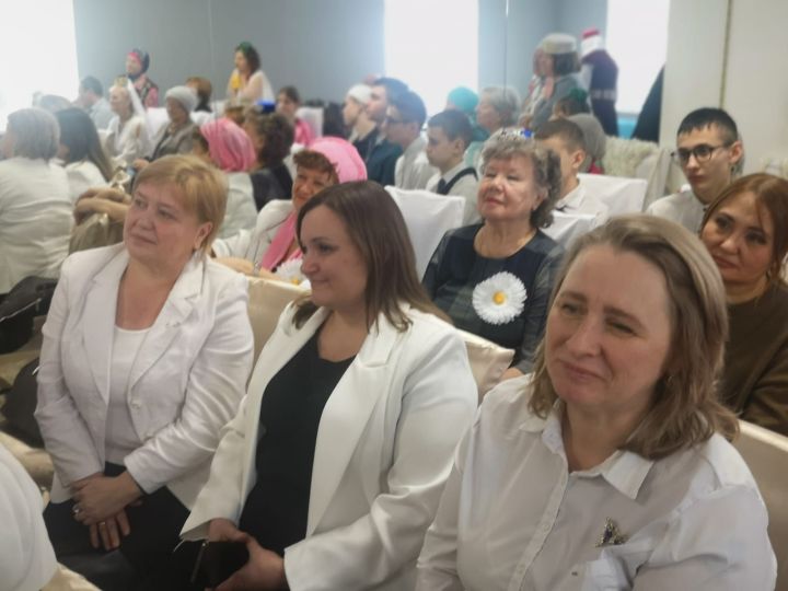 Муса Җәлилнең тууына 120 ел тулу уңаеннан «Кызыл ромашка» акциясе үтте (ФОТОРЕПОРТАЖ)