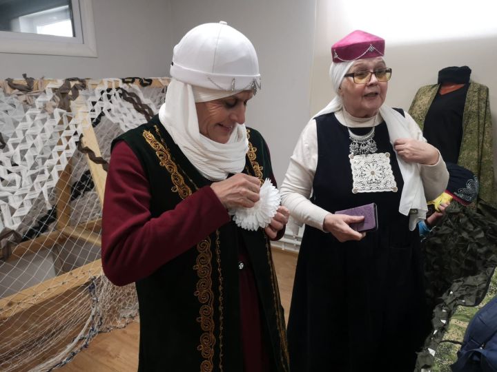 Муса Җәлилнең тууына 120 ел тулу уңаеннан «Кызыл ромашка» акциясе үтте (ФОТОРЕПОРТАЖ)