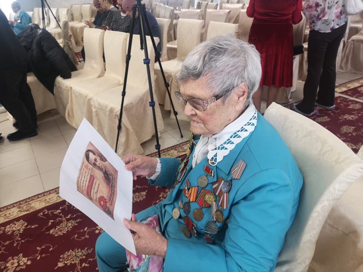 Муса Җәлилнең тууына 120 ел тулу уңаеннан «Кызыл ромашка» акциясе үтте (ФОТОРЕПОРТАЖ)