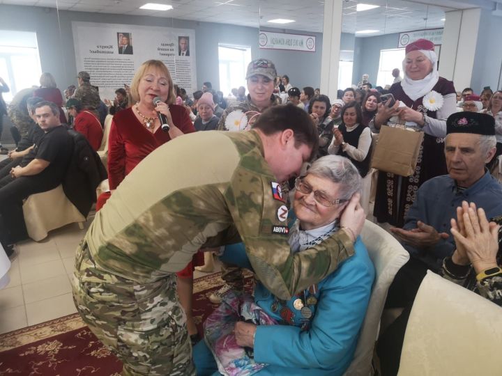 Муса Җәлилнең тууына 120 ел тулу уңаеннан «Кызыл ромашка» акциясе үтте (ФОТОРЕПОРТАЖ)