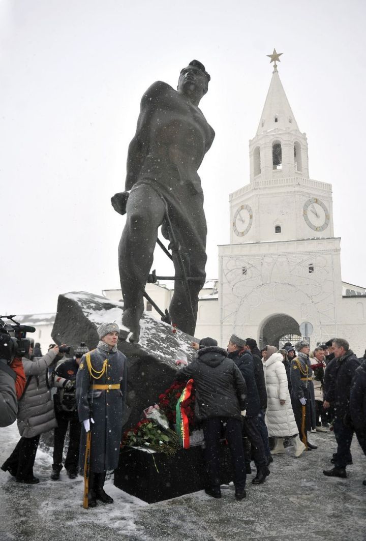 Рөстәм Миңнеханов Муса Җәлил һәйкәленә чәчәкләр салды (ФОТОРЕПОРТАЖ)