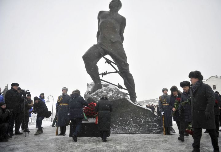 Рөстәм Миңнеханов Муса Җәлил һәйкәленә чәчәкләр салды (ФОТОРЕПОРТАЖ)