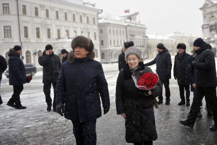 Рөстәм Миңнеханов Муса Җәлил һәйкәленә чәчәкләр салды (ФОТОРЕПОРТАЖ)