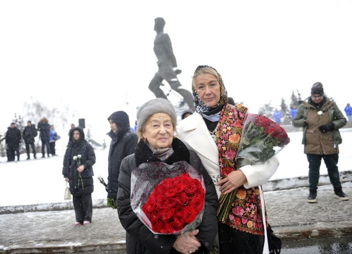 Рөстәм Миңнеханов Муса Җәлил һәйкәленә чәчәкләр салды (ФОТОРЕПОРТАЖ)