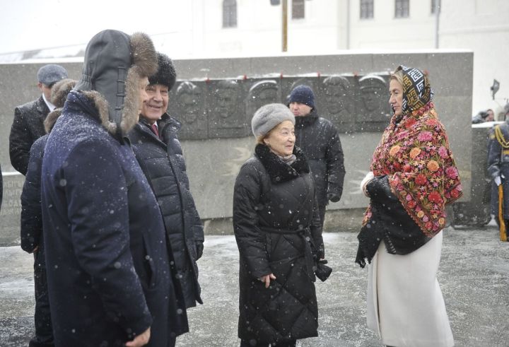 Рөстәм Миңнеханов Муса Җәлил һәйкәленә чәчәкләр салды (ФОТОРЕПОРТАЖ)