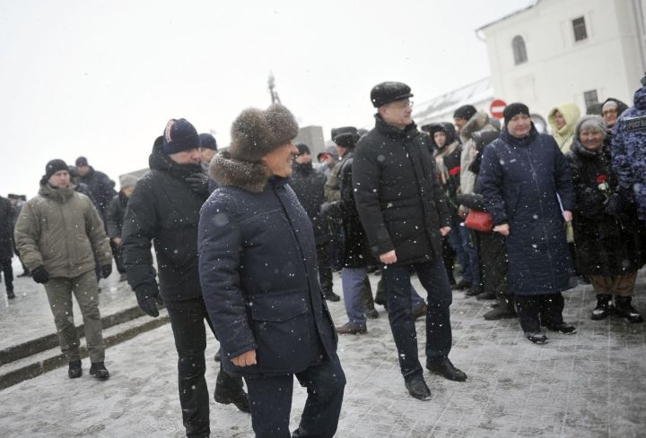 Рөстәм Миңнеханов Муса Җәлил һәйкәленә чәчәкләр салды (ФОТОРЕПОРТАЖ)