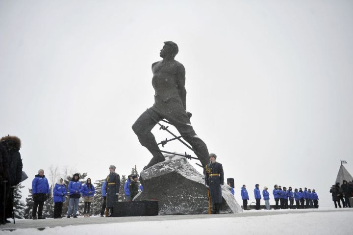 Рөстәм Миңнеханов Муса Җәлил һәйкәленә чәчәкләр салды (ФОТОРЕПОРТАЖ)