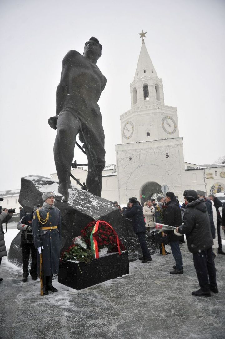 Рөстәм Миңнеханов Муса Җәлил һәйкәленә чәчәкләр салды (ФОТОРЕПОРТАЖ)