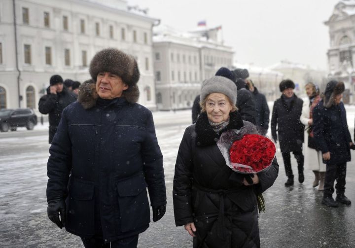 Рөстәм Миңнеханов Муса Җәлил һәйкәленә чәчәкләр салды (ФОТОРЕПОРТАЖ)