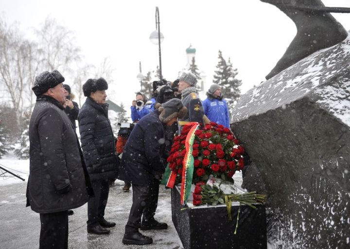 Рөстәм Миңнеханов Муса Җәлил һәйкәленә чәчәкләр салды (ФОТОРЕПОРТАЖ)