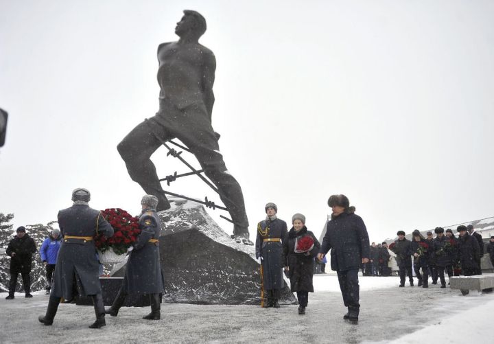 Рөстәм Миңнеханов Муса Җәлил һәйкәленә чәчәкләр салды (ФОТОРЕПОРТАЖ)