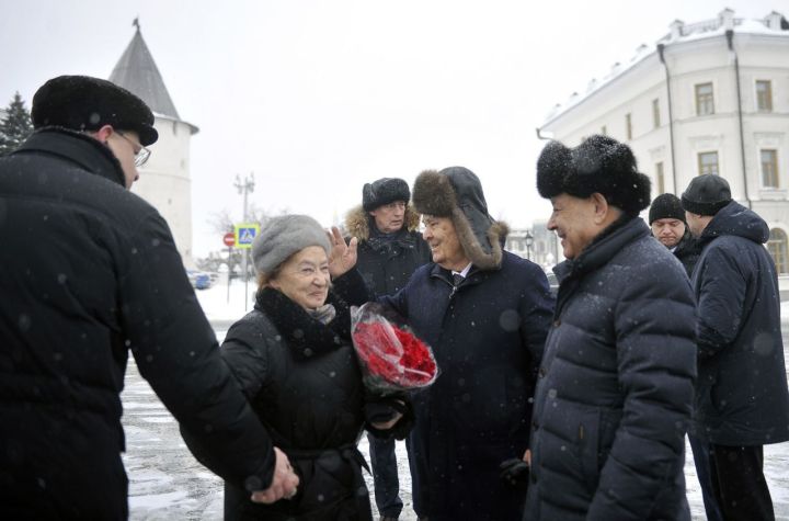 Рөстәм Миңнеханов Муса Җәлил һәйкәленә чәчәкләр салды (ФОТОРЕПОРТАЖ)