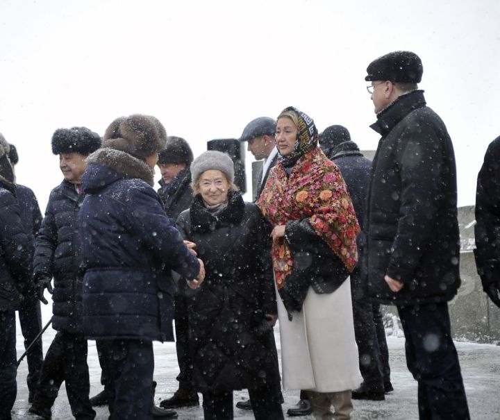 Рөстәм Миңнеханов Муса Җәлил һәйкәленә чәчәкләр салды (ФОТОРЕПОРТАЖ)