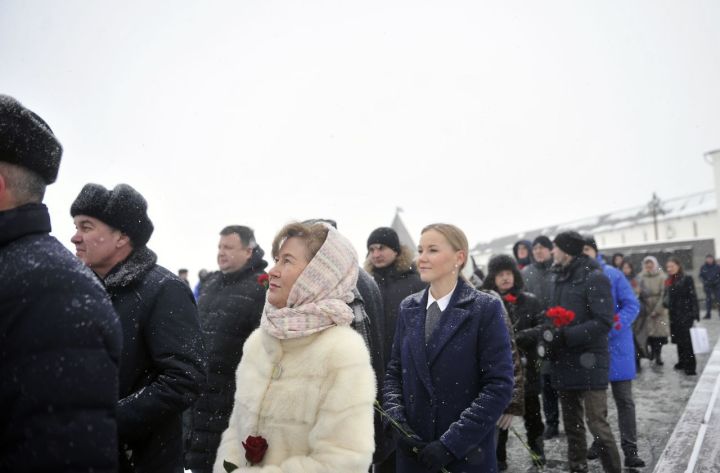 Рөстәм Миңнеханов Муса Җәлил һәйкәленә чәчәкләр салды (ФОТОРЕПОРТАЖ)