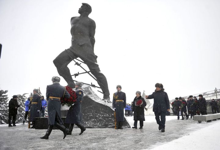 Рөстәм Миңнеханов Муса Җәлил һәйкәленә чәчәкләр салды (ФОТОРЕПОРТАЖ)