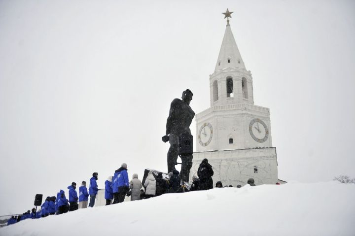 Рөстәм Миңнеханов Муса Җәлил һәйкәленә чәчәкләр салды (ФОТОРЕПОРТАЖ)