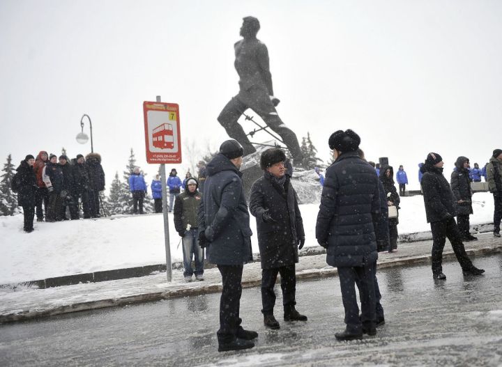 Рөстәм Миңнеханов Муса Җәлил һәйкәленә чәчәкләр салды (ФОТОРЕПОРТАЖ)