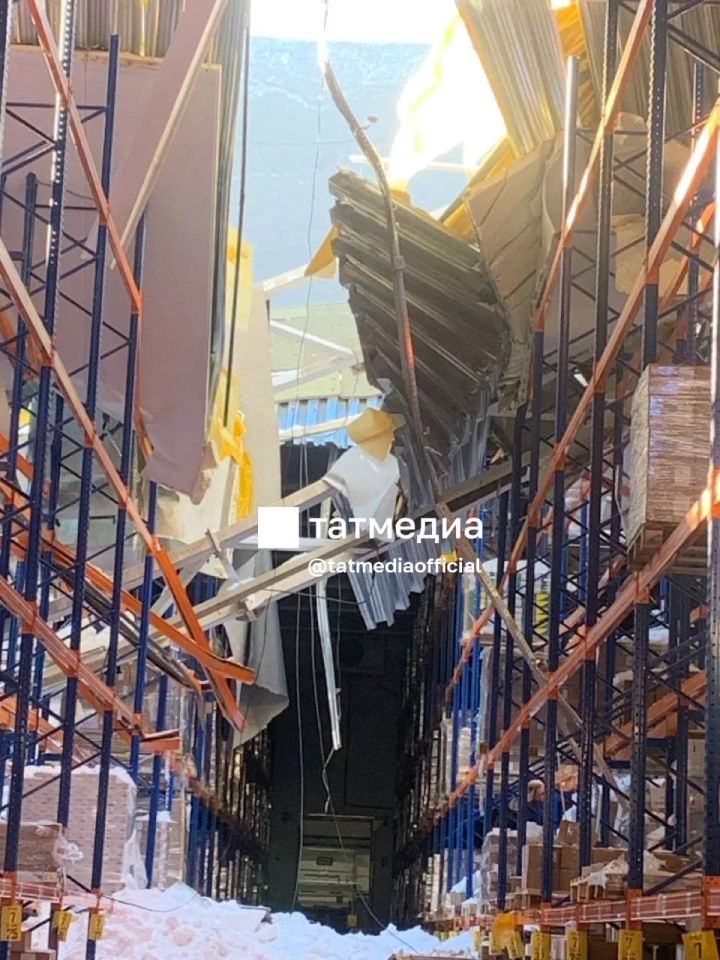 Яшел Үзәндә «Магнит» складының түбәсе ишелгән: зыян күрүче бар