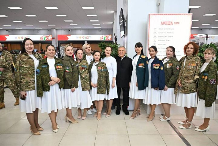 Миңнеханов СВОда катнашучыларның хатыннары һәм балалары белән төшкән фотосы белән бүлеште