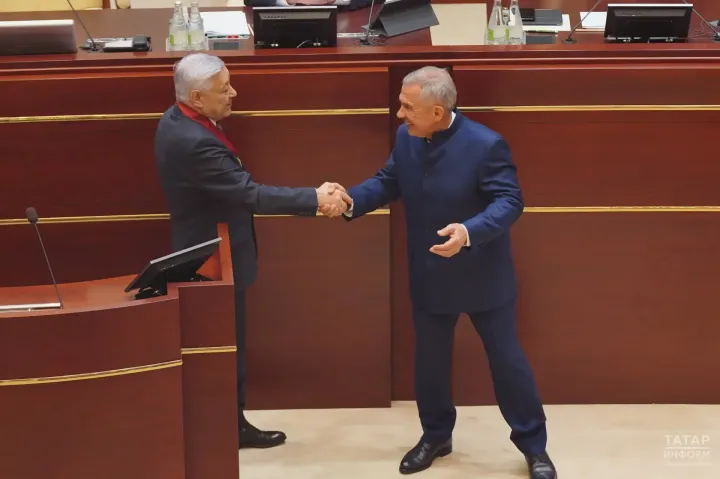 Ныклы карар: Фәрит Мөхәммәтшин үз вазыйфасыннан китүе турында игълан итте