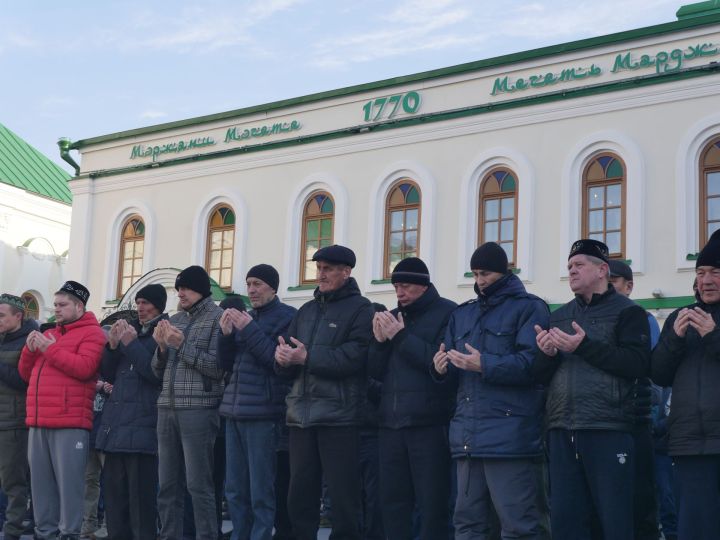 Казанның «Әл-Мәрҗани» мәчетендә Гает намазы укылды (ФОТОРЕПОРТАЖ)