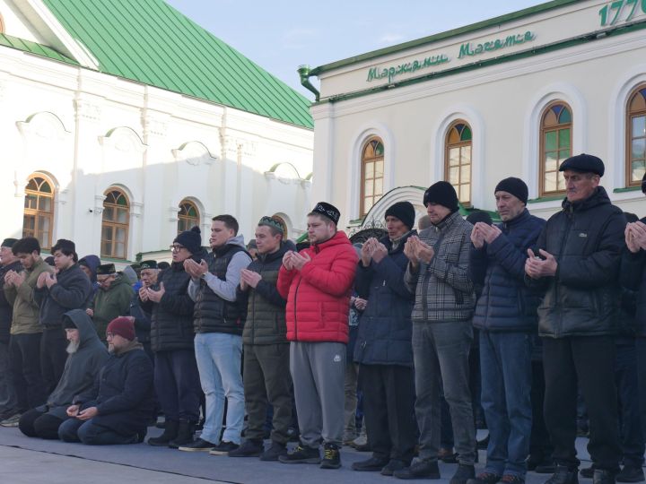 Казанның «Әл-Мәрҗани» мәчетендә Гает намазы укылды (ФОТОРЕПОРТАЖ)