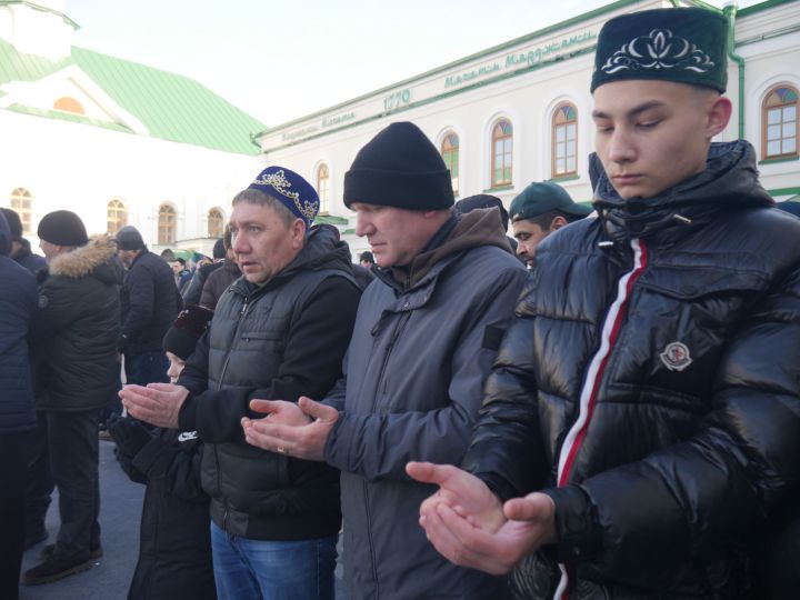 Казанның «Әл-Мәрҗани» мәчетендә Гает намазы укылды (ФОТОРЕПОРТАЖ)