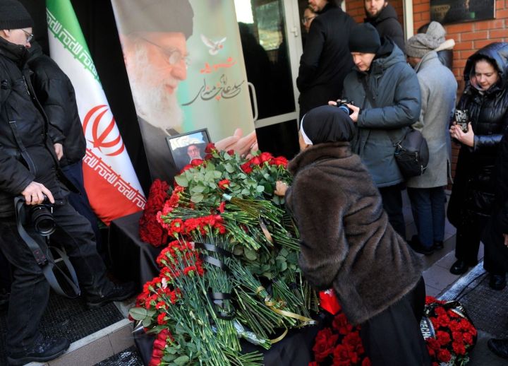 Депутатлар Иранның Казандагы Генераль Консуллыгының кайгы уртаклашу китабында язу калдырды