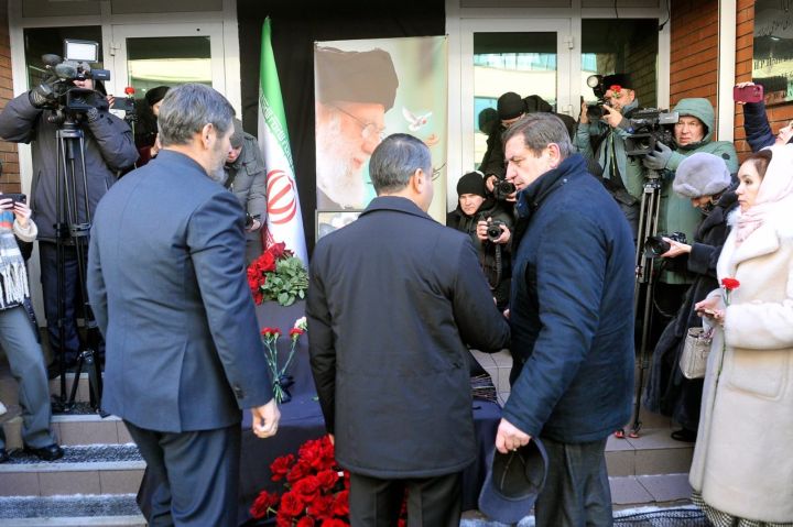 Депутатлар Иранның Казандагы Генераль Консуллыгының кайгы уртаклашу китабында язу калдырды