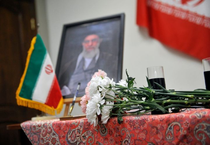 Депутатлар Иранның Казандагы Генераль Консуллыгының кайгы уртаклашу китабында язу калдырды