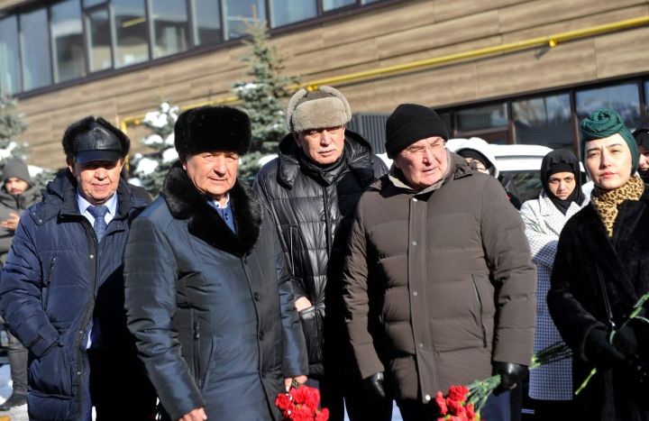 Депутатлар Иранның Казандагы Генераль Консуллыгының кайгы уртаклашу китабында язу калдырды