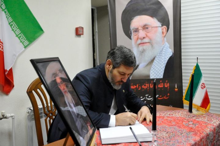 Депутатлар Иранның Казандагы Генераль Консуллыгының кайгы уртаклашу китабында язу калдырды